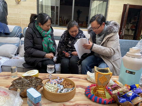 图为学校老师前往学生家里家访.jpg
