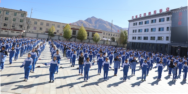 图为学生正在跳锅庄舞.jpg
