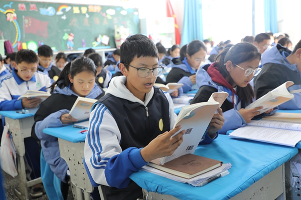 学生正在大声朗读.jpg