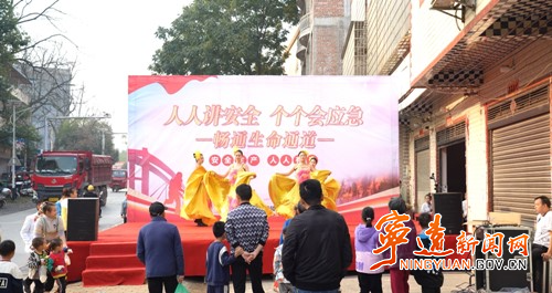 宁远县舜陵街道举办安全生产专题演出_副本500.jpg