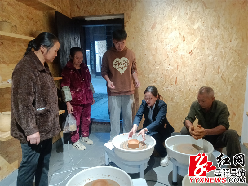 游客进行巴陵青陶制作体验.jpg