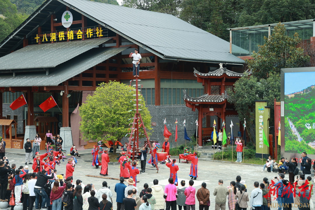 四面八方的游客在十八洞村欣赏苗族非遗展演。 林彬 摄.jpg