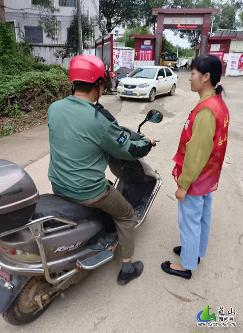 祠堂圩镇和谐村开展道路交通安全劝导工作_1.jpg