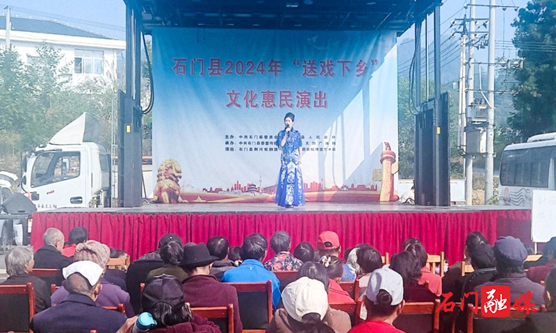 雁池乡竹儿垭村:“送戏下乡”进乡村 文化惠民暖人心2.jpg 雁池乡竹儿垭村:“送戏下乡”进乡村 文化惠民暖人心2.jpg