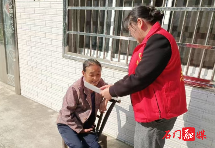 三圣乡:开展“敲门行动” 筑牢安全防线1.jpg 三圣乡:开展“敲门行动” 筑牢安全防线1.jpg