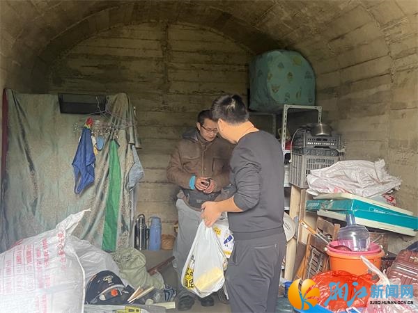 为流浪者送去食品.jpg 为流浪者送去食品.jpg