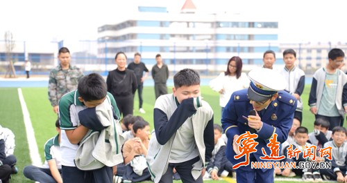 宁远：消防安全进校园   共同携手助平安_副本500.jpg