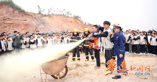 宁远：消防安全进校园   共同携手助平安2_副本500.jpg