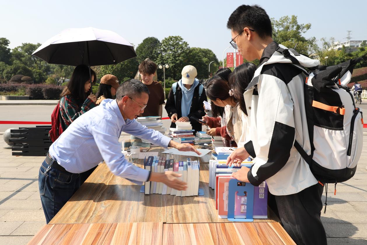 “闪”选“闪”借  湘潭大学书展提供便捷服务1.png