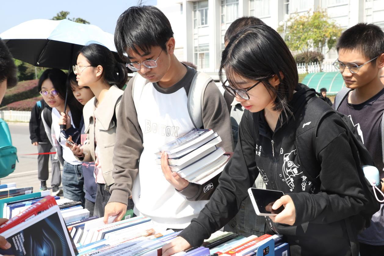 “闪”选“闪”借  湘潭大学书展提供便捷服务2.png