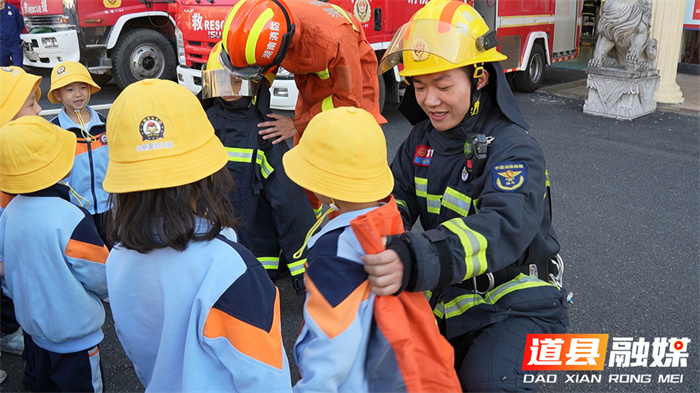 道县：消防站开放日 萌娃“零距离”体验消防2_副本.jpg