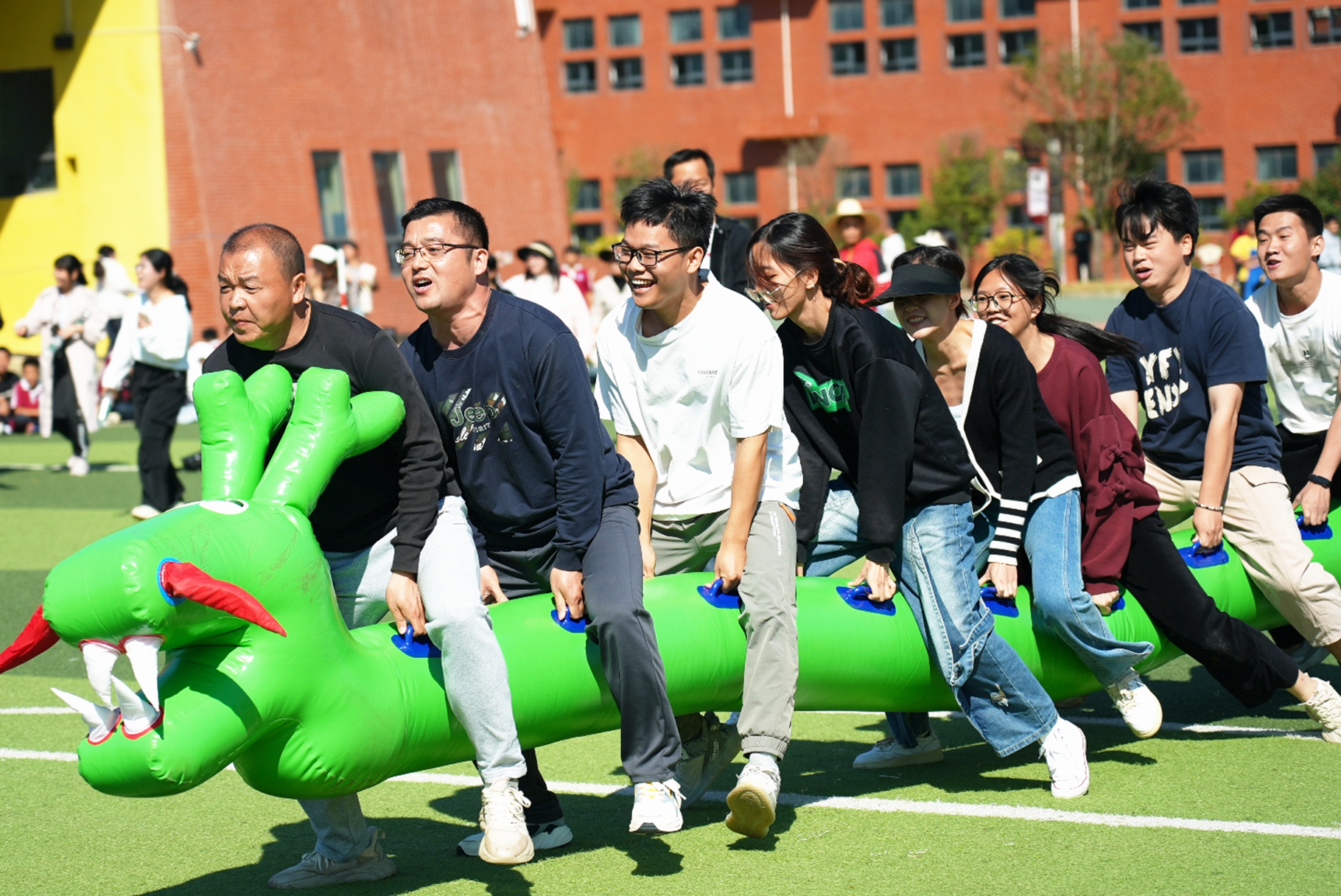 11月8日，湖南省永州市江永县思源实验学校老师在参加旱地龙舟趣味运动比赛。田如瑞摄 (2).jpg