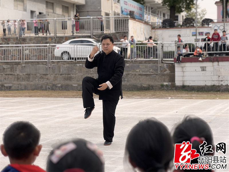 陈铁柱为学生示范动作.jpg