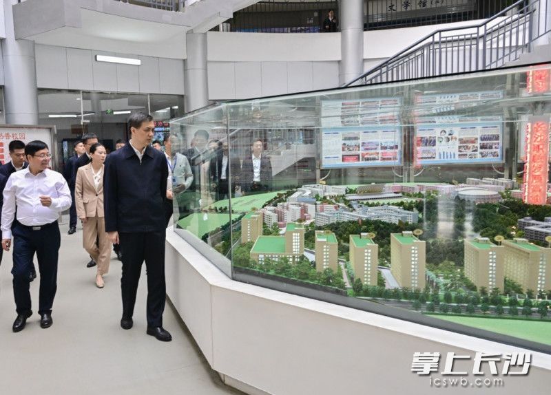 周海兵在长沙职业教育基地调研职业教育发展。  长沙晚报全媒体记者 余劭劼 摄