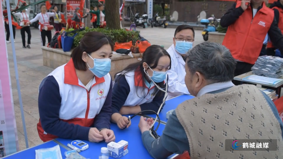 鹤城：开展全民参保集中月活动.mp4_20241112_154128.654.jpg