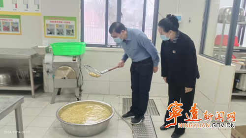 宁远：鲁素春深入幼儿园开展校园食堂食品安全调研_副本500.jpg