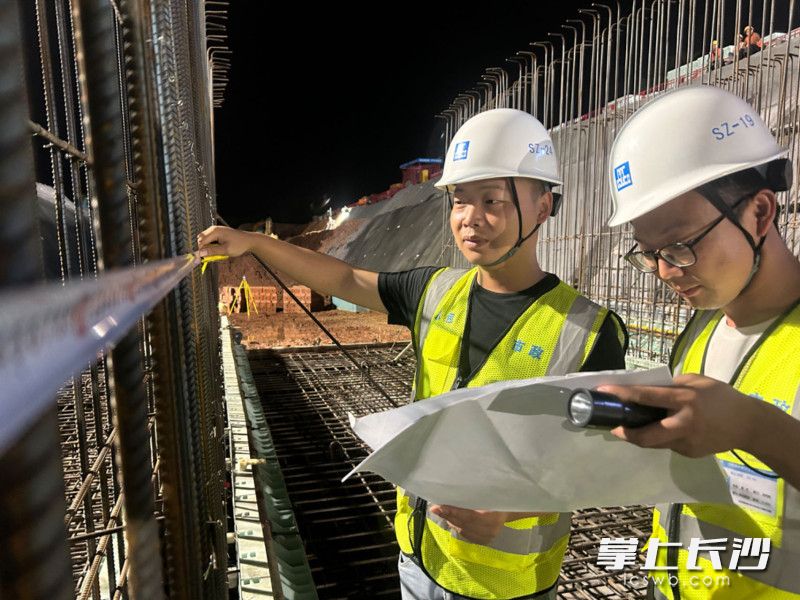 施工人员在进行长沙机场改扩建市政工程主线综合管廊侧墙钢筋复核。长沙晚报通讯员 刘静怡 供图