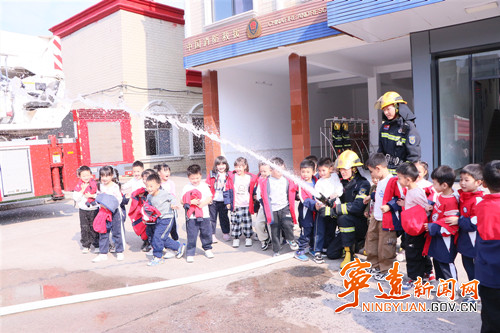 宁远：百名师生走进消防站 “零距离”学习消防知识_副本500.jpg