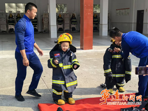 宁远：百名师生走进消防站 “零距离”学习消防知识2_副本500.jpg