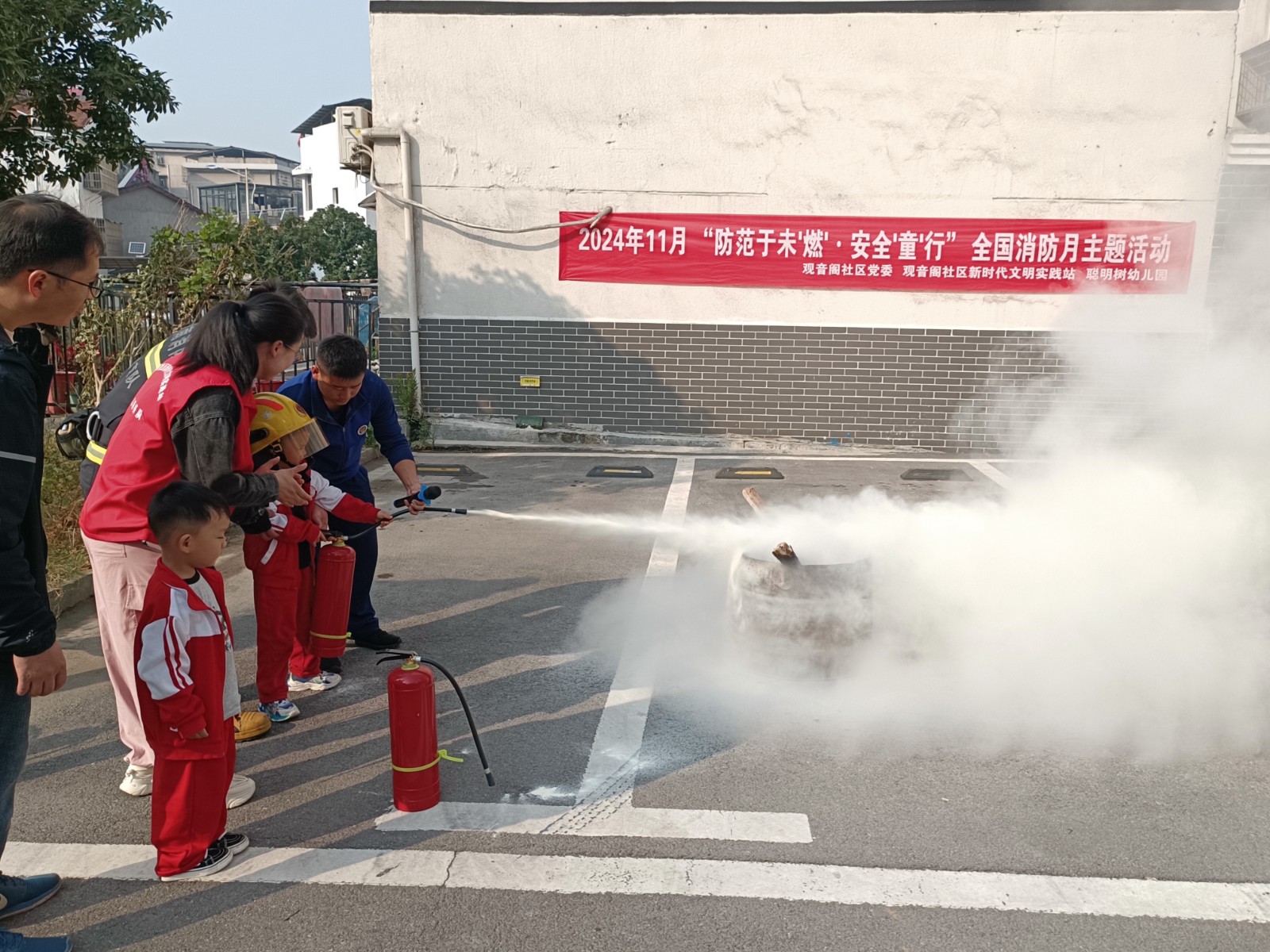 2024年11月4日,观音阁社区新时代文明实践站特邀吕仙亭消防站消防员为聪明树幼儿园小朋友开展“防范于未'燃'·安全'童'行” 全国消防月主题活动1.jpg 2024年11月4日,观音阁社区新时代文明实践站特邀吕仙亭消防站消防员为聪明树幼儿园小朋友开展“防范于未'燃'·安全'童'行” 全国消防月主题活动1.jpg