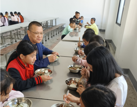 （责任督学走进食堂陪餐，亲身感受学校食堂的菜品质量） (2).png