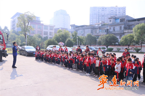 宁远：119消防宣传月 “零距离”打卡消防站_副本500.jpg