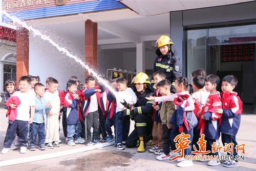 宁远：119消防宣传月 “零距离”打卡消防站3_副本500.jpg