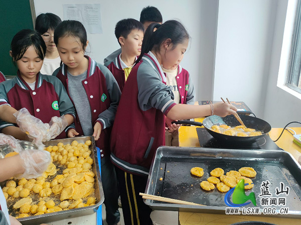 湘源学校开展劳动实践课——制作南瓜丸子.jpg