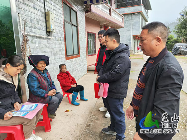 犁头瑶族乡开展“敲门入户”消防安全宣传活动.jpg