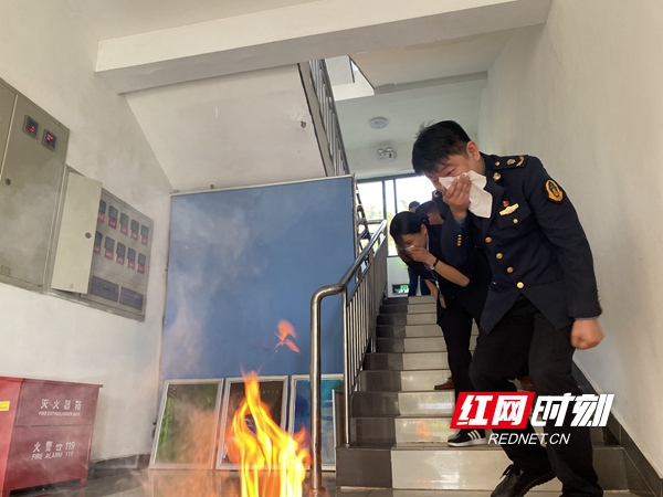 全员进行疏散逃生演练.jpg