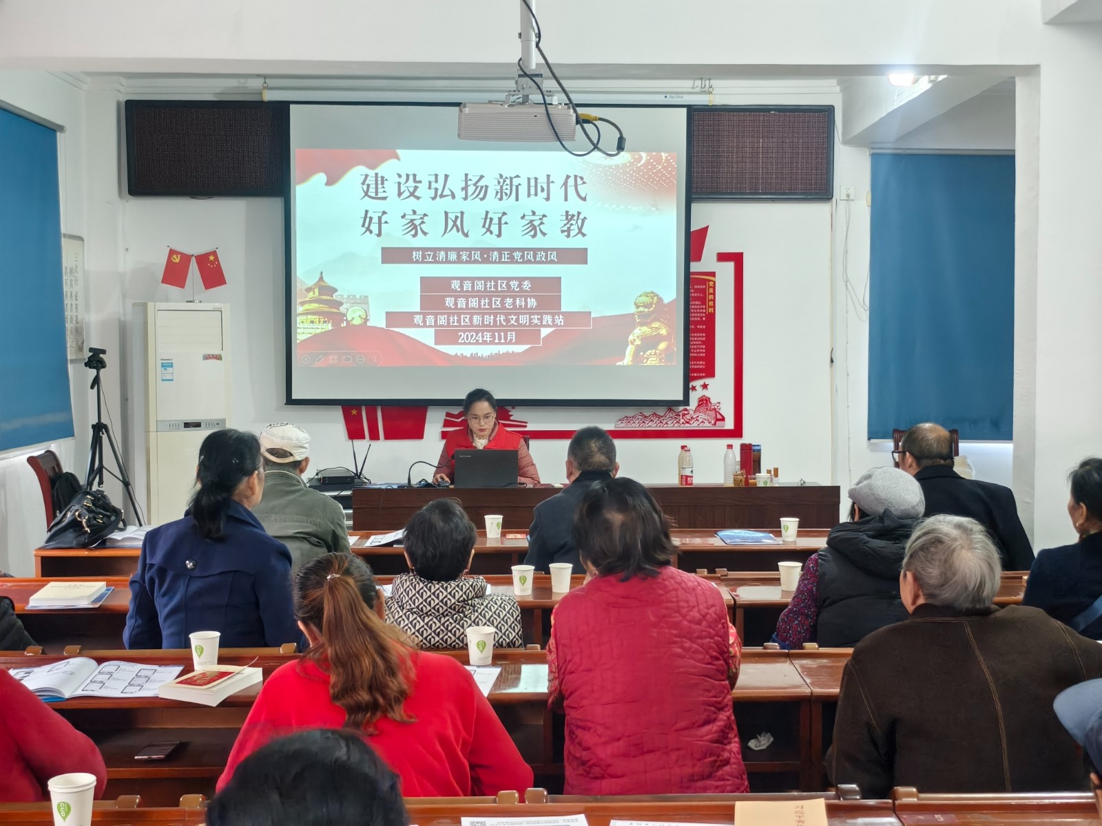 2024年11月19日观音阁社区新时代文明实践站开展“建设弘扬新时代好家风好家教”主题宣传活动.jpg 2024年11月19日观音阁社区新时代文明实践站开展“建设弘扬新时代好家风好家教”主题宣传活动.jpg