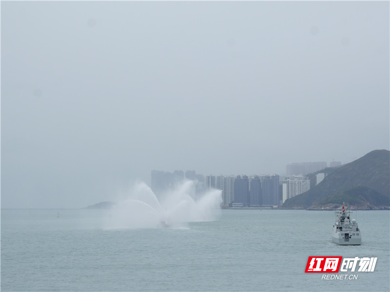 香港特区消防船为编队行“水门礼”。叶雪怡 摄.jpg