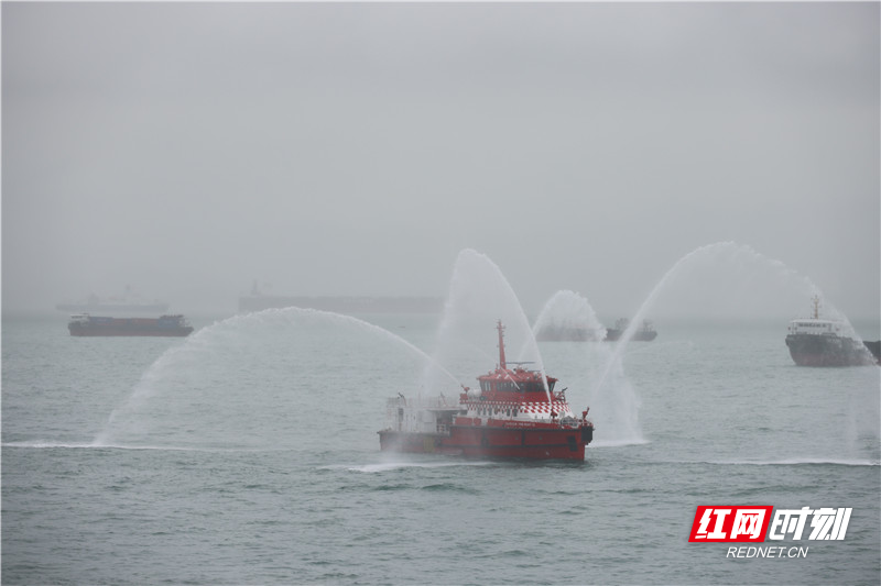 香港特区消防船为编队行“水门礼”。乔晨曦 摄.jpg