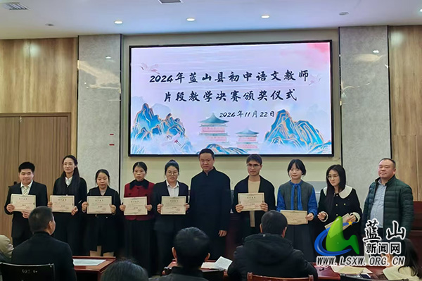 我县一小车路口强行加塞 酿成事故负全责.jpg