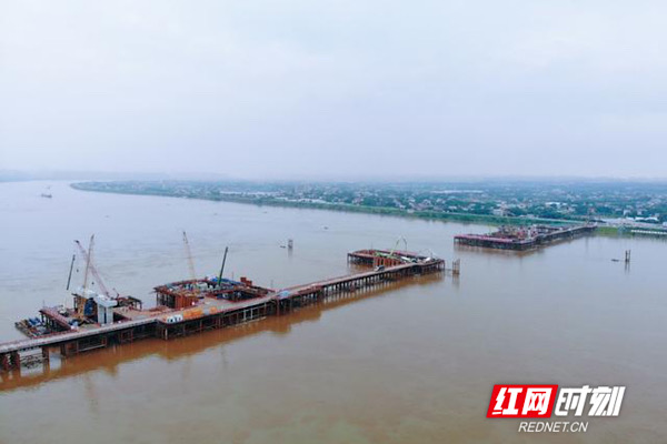 暮坪湘江特大桥施工现场。.jpg 暮坪湘江特大桥施工现场。.jpg