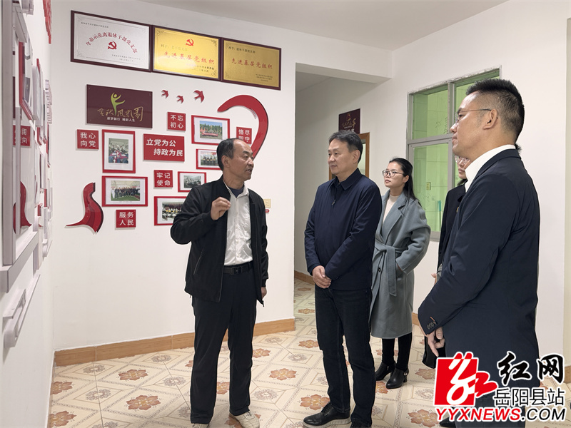 听取老党员之家建设汇报.jpg