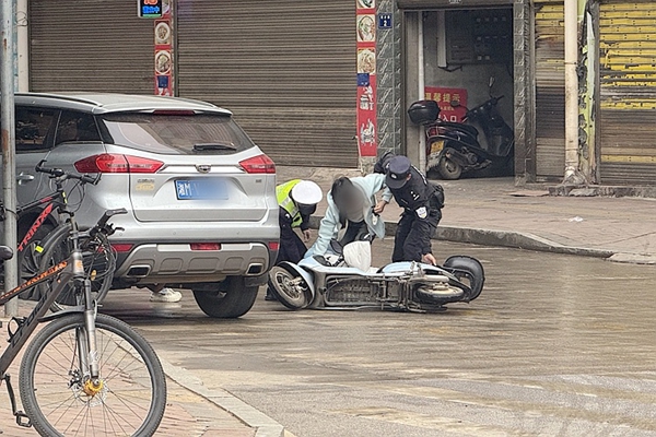 民警救助騎電動(dòng)車摔倒女子,。2_副本.jpg