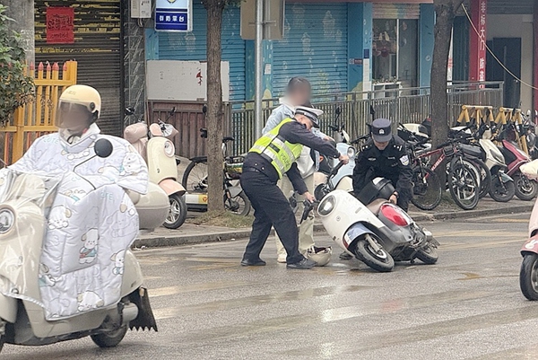 民警救助電動(dòng)車摔倒女子,。1_副本.jpg