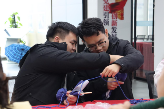 双清区：巧做艾草锤 “敲出”和谐曲(图2)