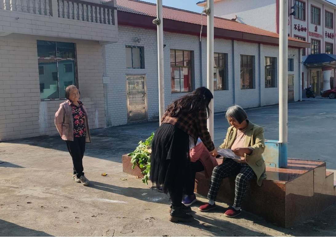 西瑶乡人大 代表助力医保宣传收缴，铺就群众参保“暖心路”.png