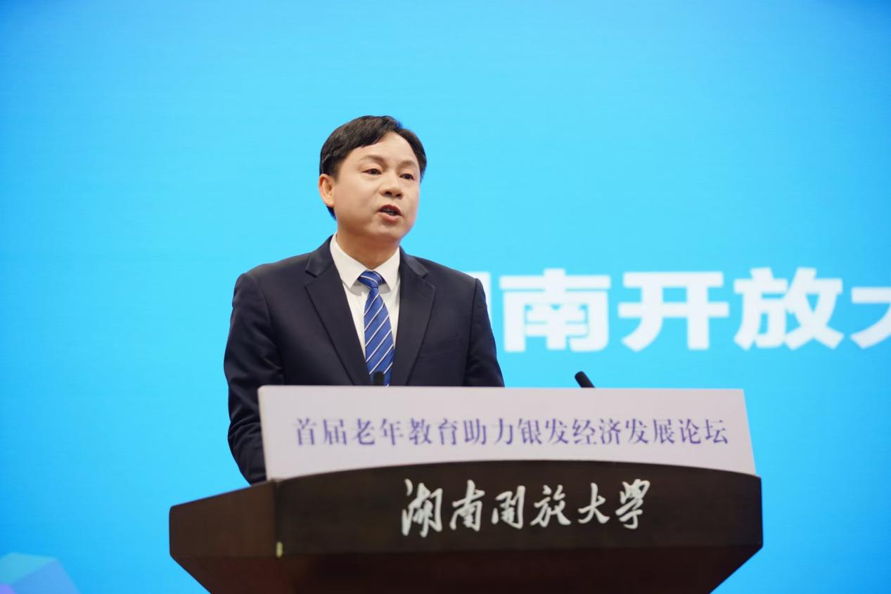 党委书记龙献忠致辞.png