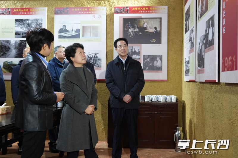 11月25日，省委常委、市委书记吴桂英在宁乡市调研基层治理、乡村振兴、文旅融合等工作，走进东湖塘镇王家湾屋场。