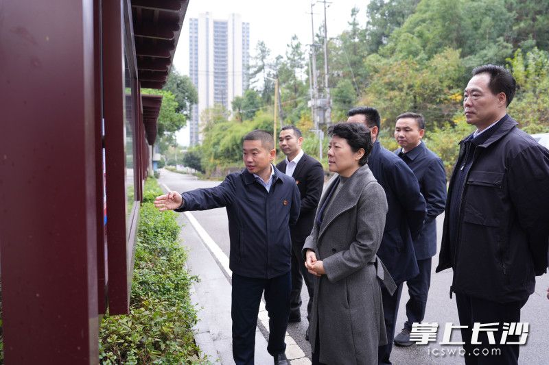 吴桂英在白马桥街道办事处调研。