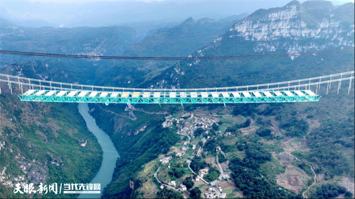 1732684432183739.png 花江峡谷大桥钢桁梁吊装现场.png