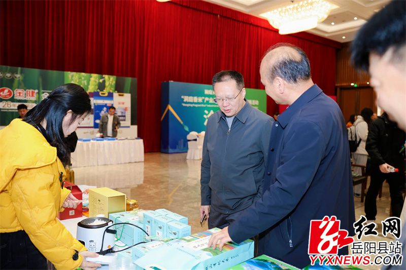 龙志刚到我县展位参观.jpg