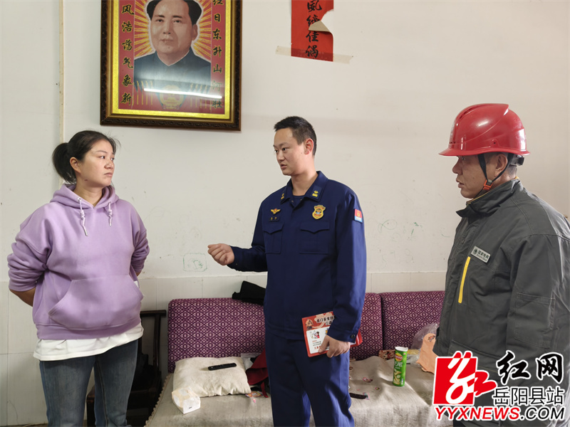 入户进行安全宣传教育.jpg
