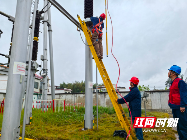 11月25日变电检修公司高春良在220千伏赧水变进行电流互感器更换工作（邱杰摄）.jpg