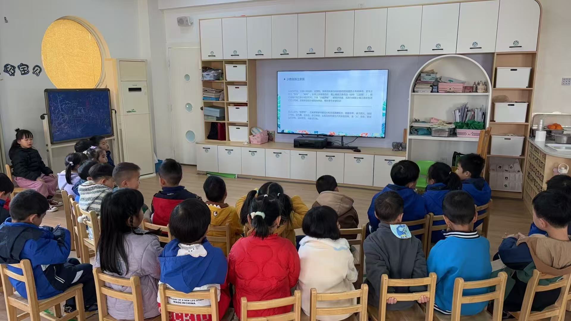2024年11月27日,新城社区新时代文明实践站联合蓓蕾幼儿园开展“民俗习俗知多少?-民俗知识展示会”主题活动 (2).jpg 2024年11月27日,新城社区新时代文明实践站联合蓓蕾幼儿园开展“民俗习俗知多少?-民俗知识展示会”主题活动 (2).jpg