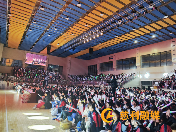 3.尽情挥舞应援棒的观众.jpg