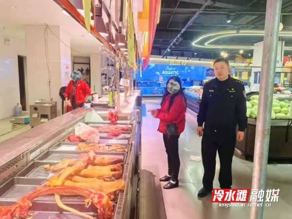 女子超市多次行窃被抓，偷来的牛肉瞬间不香了！(2)(1).jpg